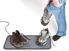 scarpe bagnate come causa dello sviluppo di funghi sulle unghie dei piedi